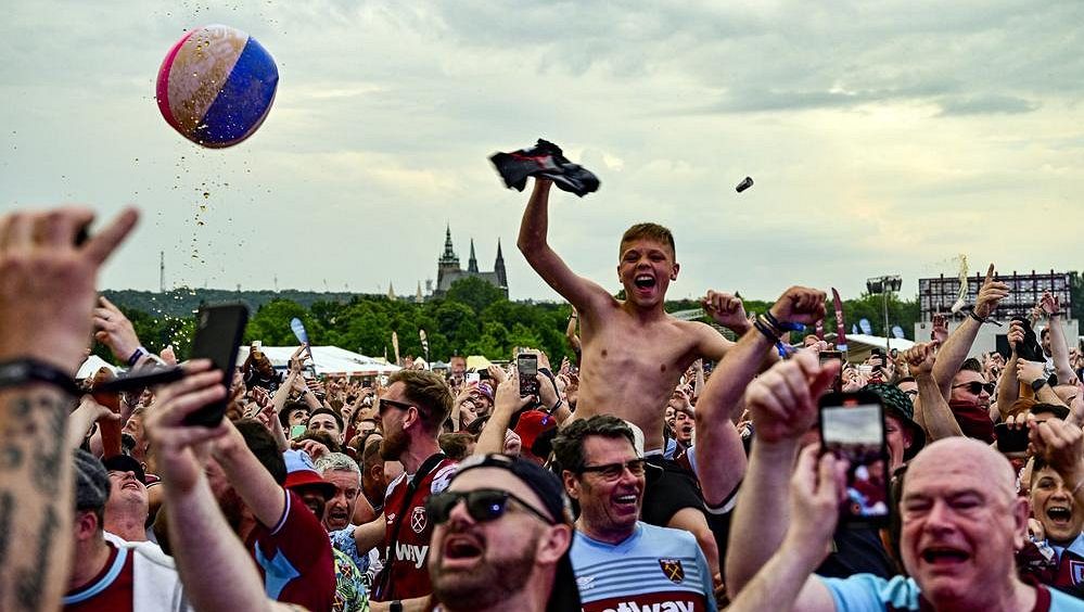 Oslavy se proměnily v horor. Fanoušek West Hamu leží v pražské nemocnici s prasklou lebkou